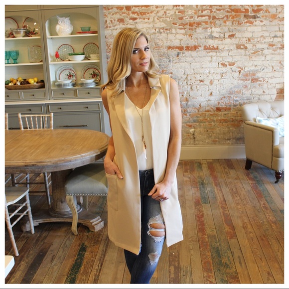 ❗️LAST ONE❗️ Tan Trench Vest With Tie - Picture 3 of 4